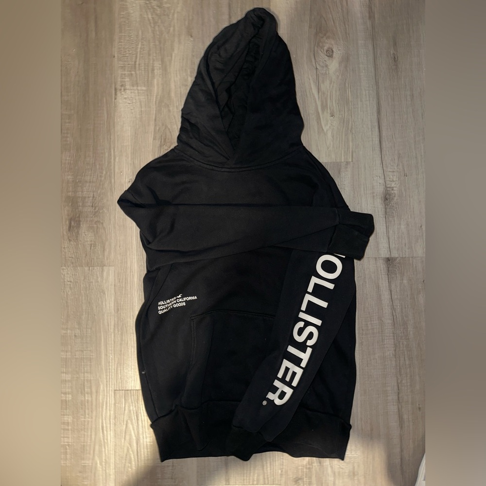 Hollister men’s black and white pullover hoodie